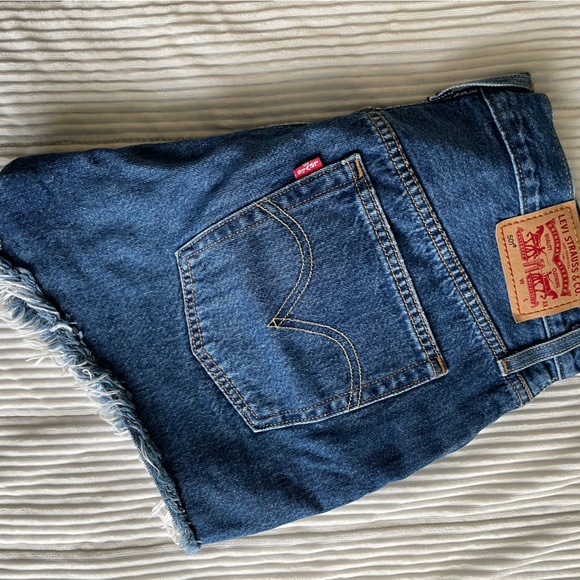 Levi’s 501 high waisted shorts - Picture 2 of 4